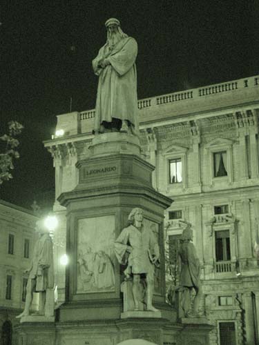 레오나르도 다빈치 동상, 그는 르네상스의 영광을 미켈란젤로에게 주고 살짝 비켜 서 있는 듯 하다  